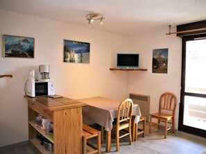 Interior - 2-room cabin apartment, 100m from slopes, free parking (Auris)