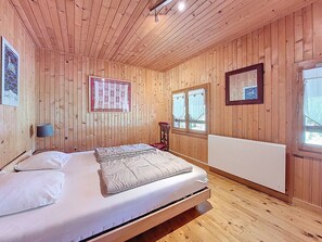 3 bedrooms, iron/ironing board, free WiFi