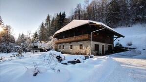 A wooden chalet with a sloped roof, surrounded by snow-covered trees and a clear sky. - CHALET CHEBOURINS - 8 PERS - 3 BEDROOMS - WIFI - MONTRIOND (Montriond)