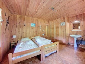 3 bedrooms, iron/ironing board, free WiFi