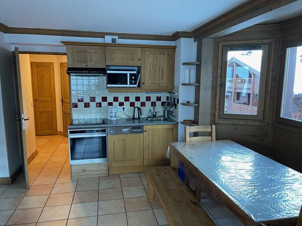 Kühlschrank, Mikrowelle, Ofen, Geschirrspüler