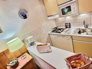 Kühlschrank, Mikrowelle, Herdplatte, Geschirrspüler