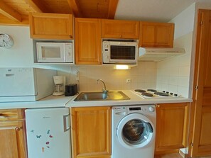 Réfrigérateur, four à micro-ondes, un four, surface de cuisson