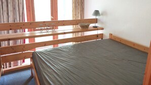 A bunk bed room with a window, a lamp, and a basket on the upper bunk. - Cozy duplex for 4 near slopes at Arcs 1800 (Les Arcs 1800)