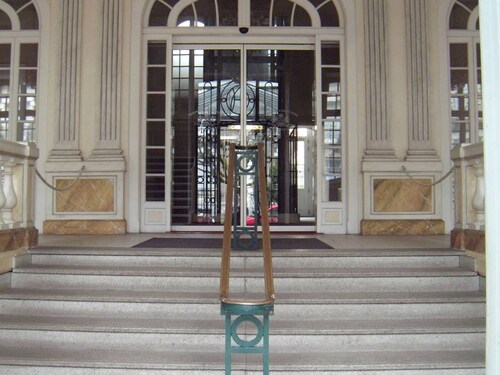 Charming 2BR Apartment in Cauterets - Central Location, Free Parking, Sleeps 6