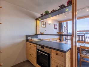 Geladeira, micro-ondas, fogão, lava-louças