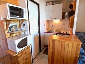 Kühlschrank, Mikrowelle, Ofen, Wasserkocher mit Kaffee-/Teezubehör