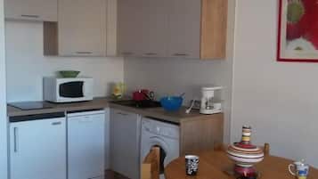 Refrigerador, horno, lavavajillas, utensilios de cocina