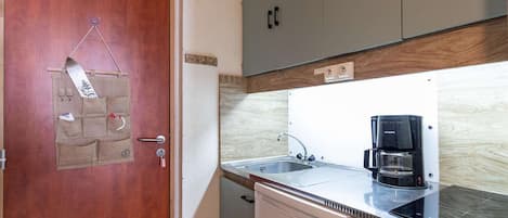 Fridge, microwave, stovetop, coffee/tea maker