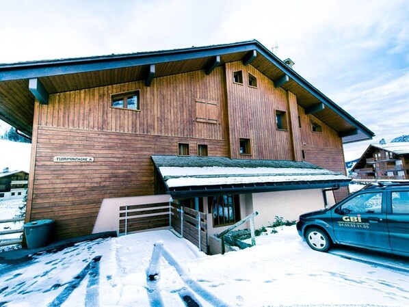 Welcome to Florimontagne A, a cozy mountain retreat with a warm entrance and inviting steps.