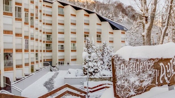 A hotel with a modern design, featuring a multi-story structure with balconies. - Bright 2-room apt, sleeps 6, parking, near shops and skiing (Barèges)