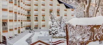 Bright 2-room apt, sleeps 6, parking, near shops and skiing