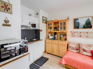 Een magnetron, een oven, een koffiezetapparaat/waterkoker