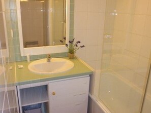 Bathroom - Ski-In/Ski-Out Apartment for 6 with Parking, Balcony, and Modern Amenities (La Mongie)