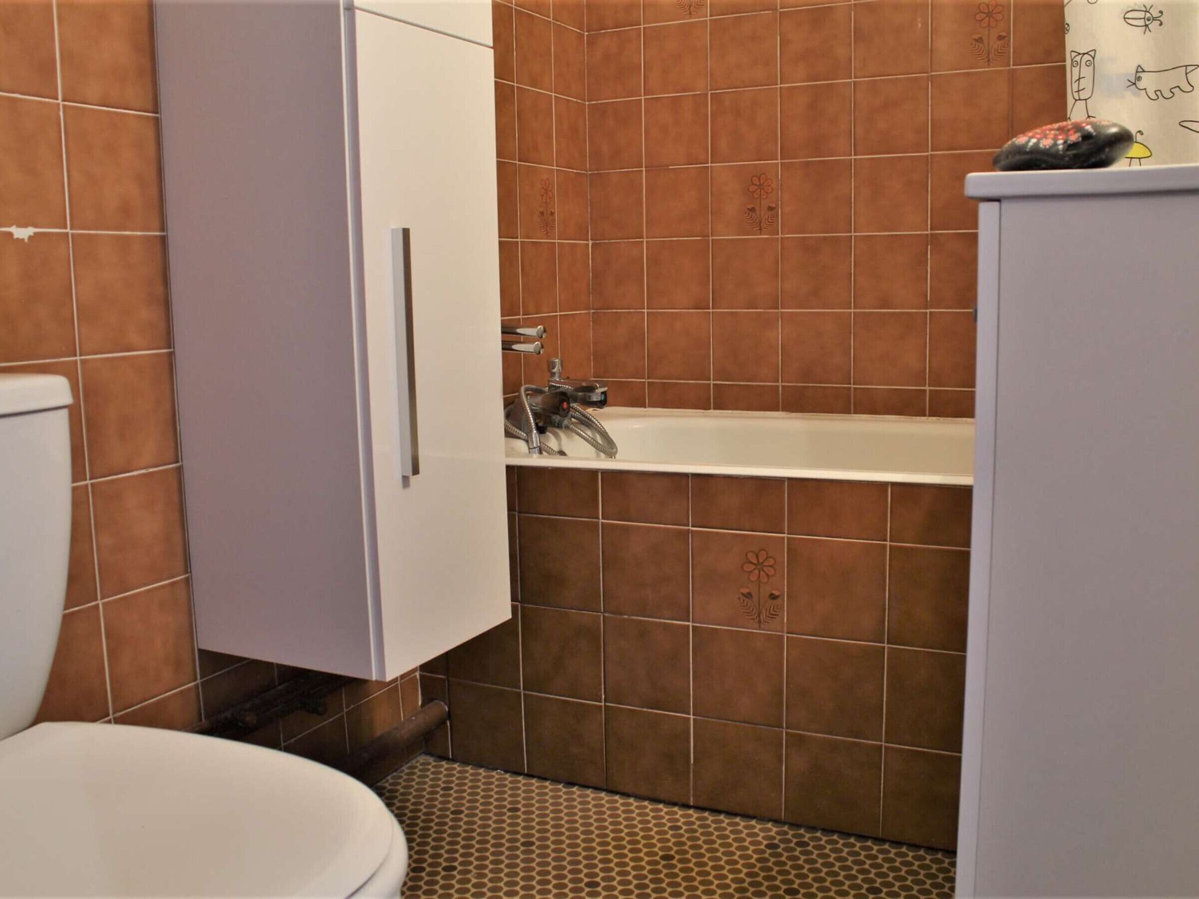 A bathroom with a toilet, a sink, and a bathtub.