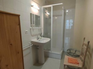 Bathroom - Spacious apartment for 8, Cauterets city center, balcony (Cauterets)