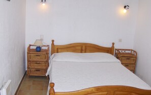 2 bedrooms, iron/ironing board, bed sheets
