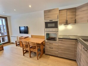 Fridge, oven, dishwasher, coffee/tea maker