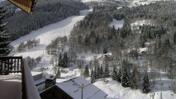 A mountain cabin with a view of a snow-covered landscape and a ski slope. - Cozy Studio, Ski-In/Ski-Out, Near Shops & Restaurants, Méribel Centre (Méribel)