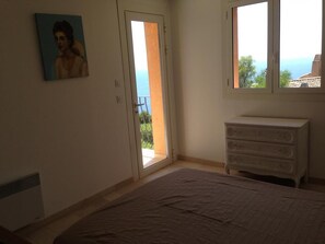 4 slaapkamers, een strijkplank/strijkijzer, internet