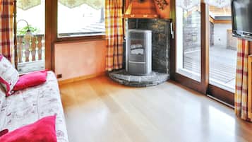 Televisión, chimenea y estéreo