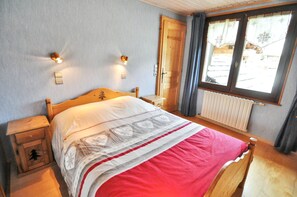 3 habitaciones, tabla de planchar con plancha y cuna de viaje