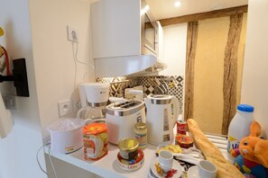 Réfrigérateur, micro-ondes, plaque de cuisson, cafetière/bouilloire