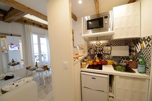 Frigorífic, microones, placa de cuina i cafetera i tetera