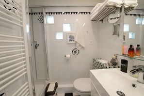 Douche, sèche-cheveux, serviettes fournies