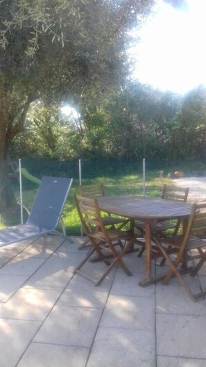 Outdoor dining - Villa la Jean Martiale (BAGNOLS EN FORET)