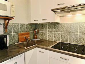 Kühlschrank, Mikrowelle, Herdplatte, Wasserkocher mit Kaffee-/Teezubehör