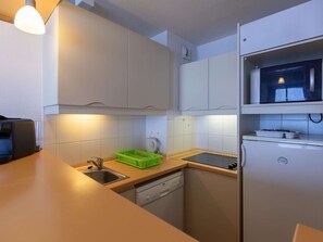 Réfrigérateur, micro-ondes, plaque de cuisson, lave-vaisselle