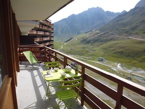 Outdoor dining - Cozy Apt for 6, Balcony, Parking, Ski-in/Ski-out, Stunning Views, Montana II (La Mongie)