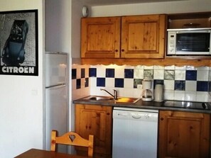 Kühlschrank, Ofen, Geschirrspüler, Kochgeschirr/Geschirr/Besteck