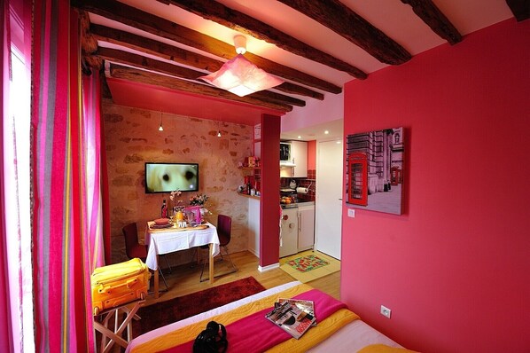 1 chambre, coffre-fort, fer et planche à repasser