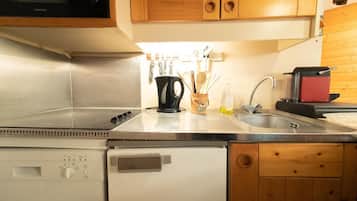 Réfrigérateur, micro-ondes, lave-vaisselle, cafetière/bouilloire