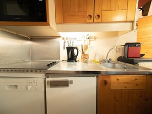 Refrigerador, microondas, lavavajillas y cafetera y tetera 