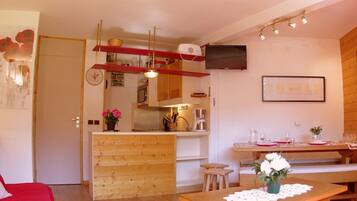 Réfrigérateur, micro-ondes, lave-vaisselle, cafetière/bouilloire