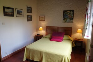 2 bedrooms, iron/ironing board, Internet