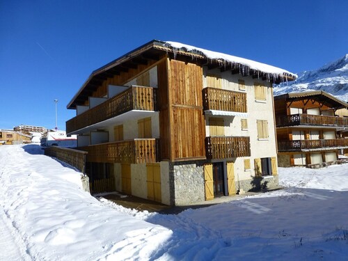 Cozy Studio for 4, Close to Slopes & Shops - Alpe d'Huez, 2nd Floor Balcony, Ski Locker, No Pets