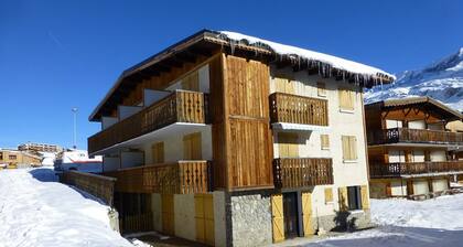 Cozy Studio for 4, Close to Slopes & Shops - Alpe d'Huez, 2nd Floor Balcony, Ski Locker, No Pets