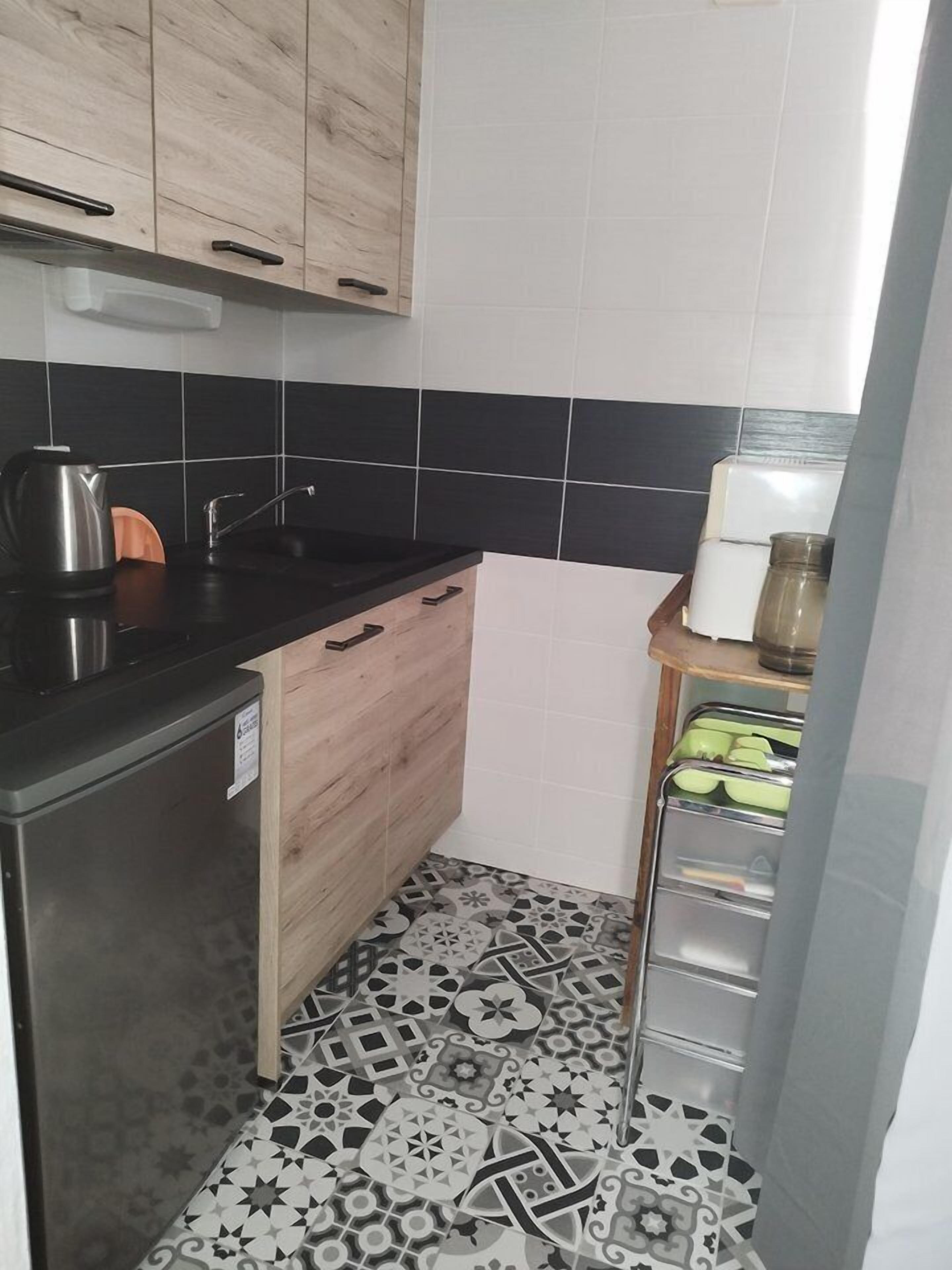 Refrigerador, lavavajillas y utensilios de cocina 