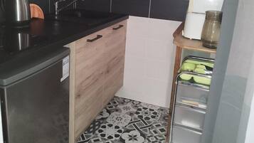 Refrigerador, lavavajillas y utensilios de cocina