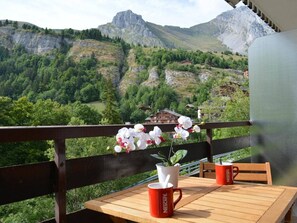 Outdoor dining - Charming Studio at the Foot of the Slopes with Mountain View, Balcony & Parking (Le Grand-Bornand)