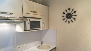 コーヒー / ティーメーカー、電子レンジ、オーブン、コンロ