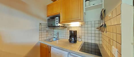 Frigorifero, forno, piano cottura, lavastoviglie