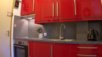 Frigorífico, horno, cafetera o tetera y tostadora