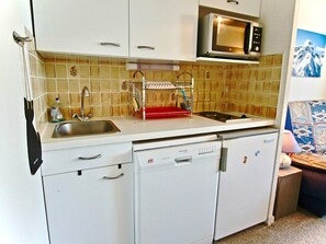 冷蔵庫、電子レンジ、食器洗い機、コーヒー / ティーメーカー