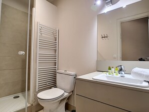 Douche, sĂšche-cheveux, savon