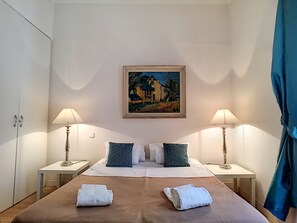 1 chambre, fer et planche Ă repasser